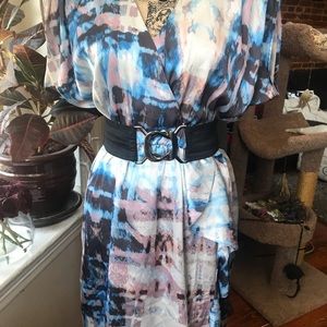 Abstract v-neck mini dress w/black belt